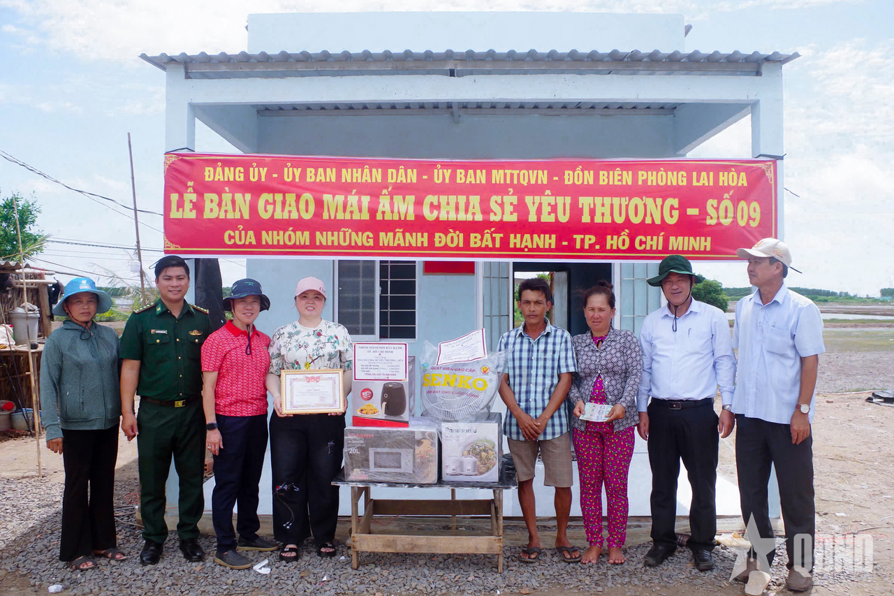 Bộ đội Biên phòng TP Cần Thơ bàn giao 3 mái ấm tặng người nghèo khu vực biên giới biển